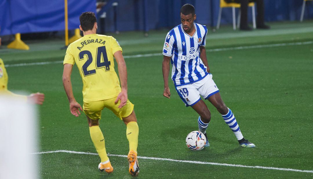 Isak avanza con el balón con la oposición de Pedraza