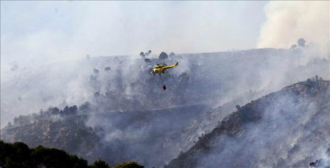 Un helicóptero trabaja para apagar el fuego declarado en la zona de Bendinat, que pertenece al municipio marllorquín de Calviá