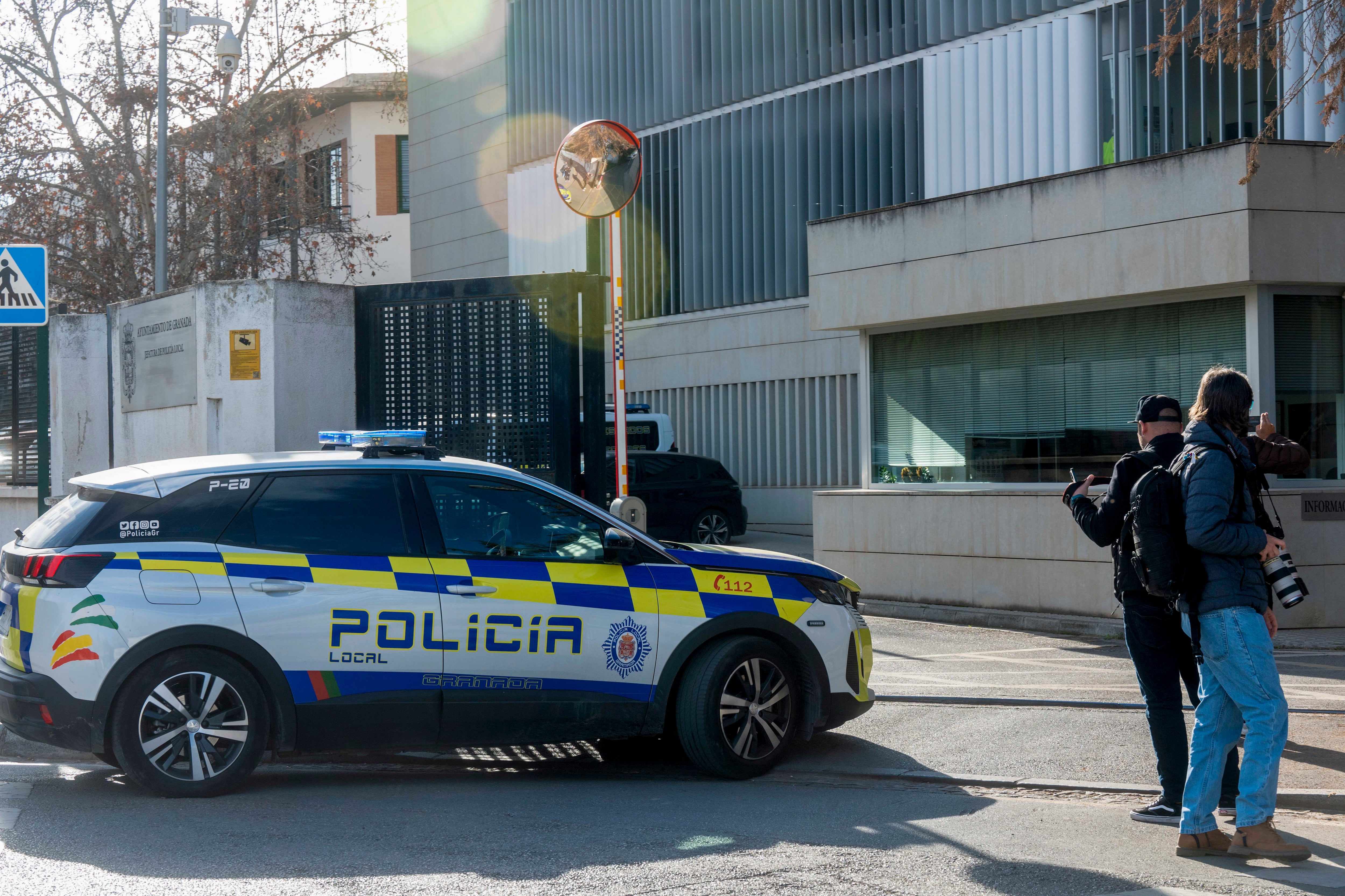 Agentes de la Unidad de Delincuencia Económica y Fiscal (UDEF) de la Policía Nacional registran las instalaciones de la Policía Local de Granada