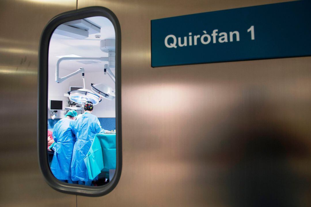 Pla detall d'una finestra de quiròfan amb professionals a dins de l'hospital de Campdevànol