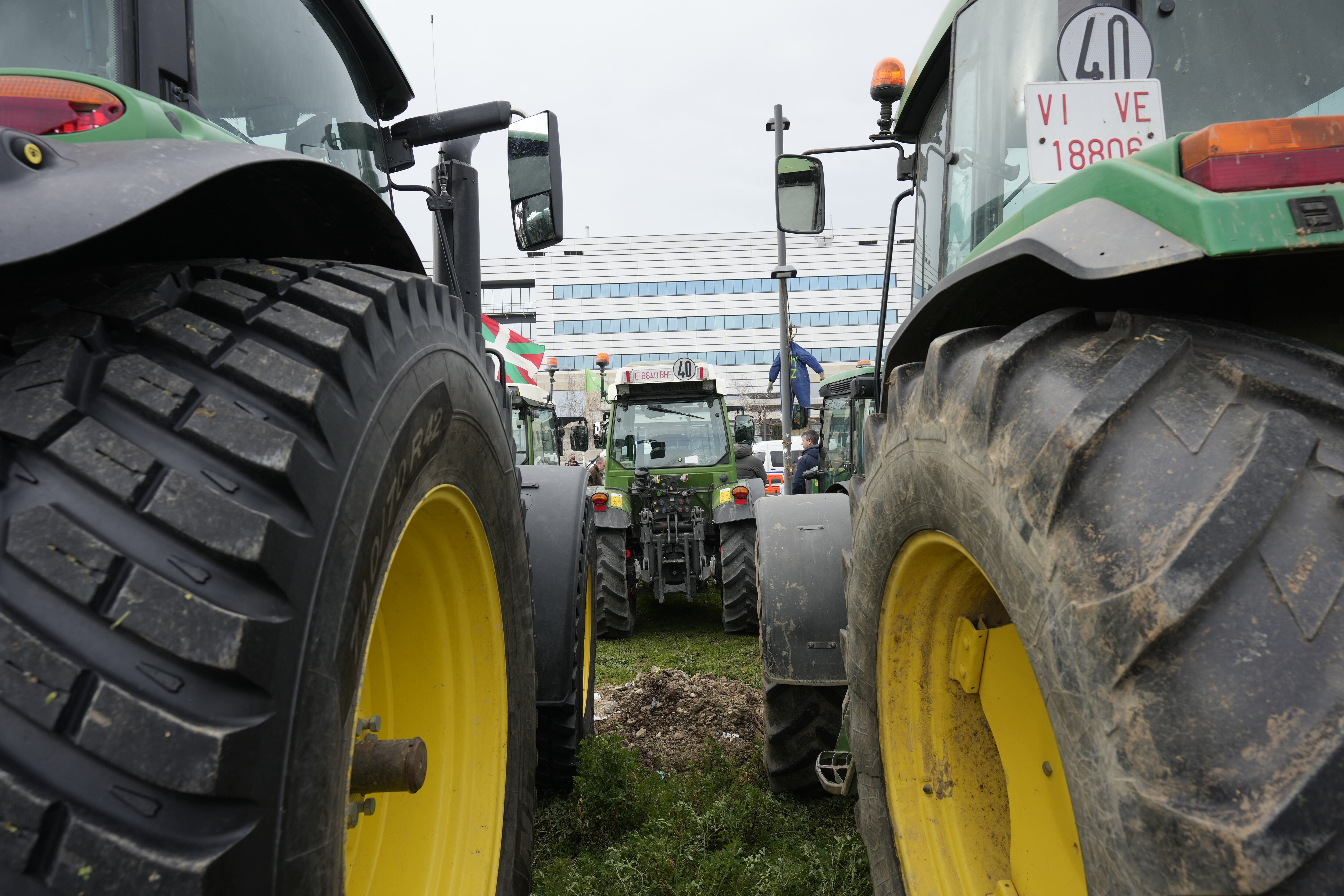 VITORIA, 07/02/2024.-  Agricultores alaveses han acudido este miércoles con sus tractores a la sede del Gobierno Vasco para denunciar la crisis que vive el campo y exigir que los productos extracomunitarios cumplan las mismas exigencias que los europeos. EFE/Adrián Ruiz de Hierro
