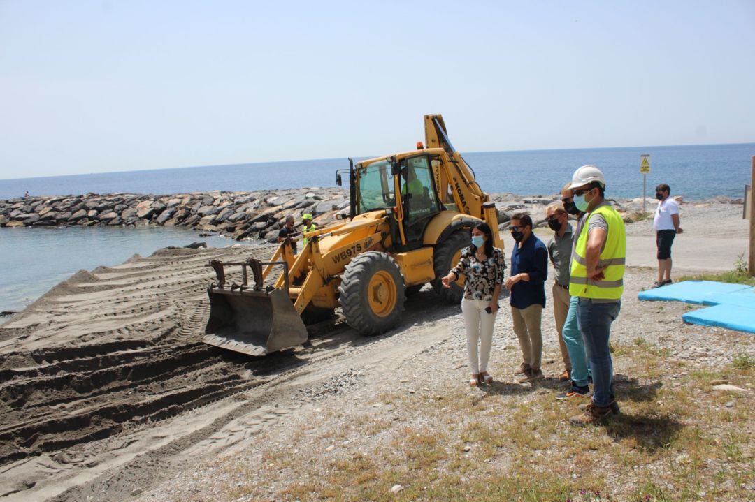 La subdelegada del gobierno, Inmaculada López, visita los trabajos de acondicionamiento  que se están realizando en las playas de Almuñécar