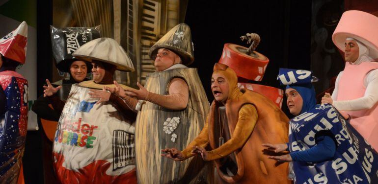 La chirigota No valemos un duro, en su actuación en el COAC 2017