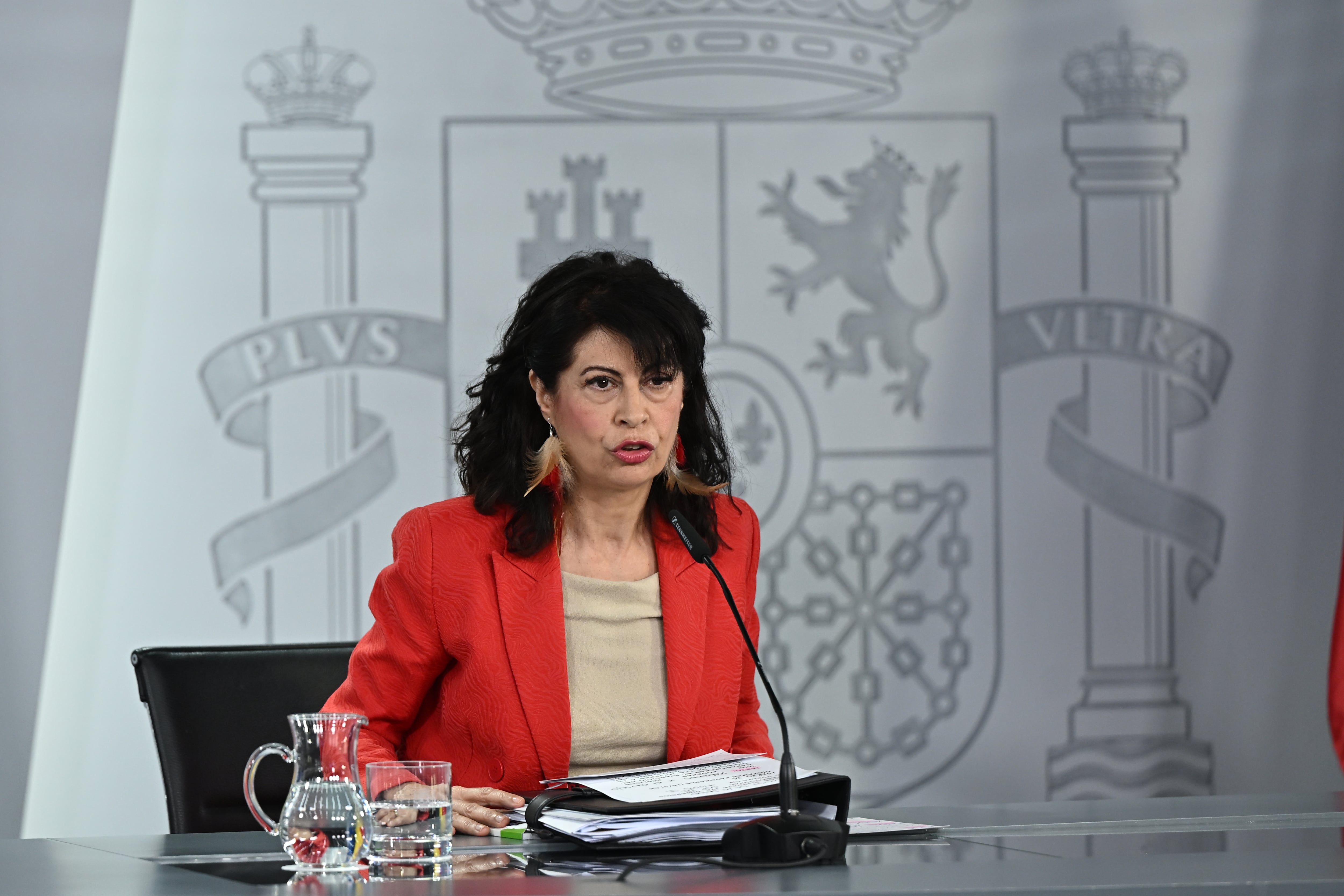 MADRID, 07/04/2026.-La ministra de Igualdad, Ana Redondo, en rueda de prensa tras la reunión del Consejo de Ministros, este martes en el Palacio de la Moncloa, en Madrid. EFE/ Fernando Villar