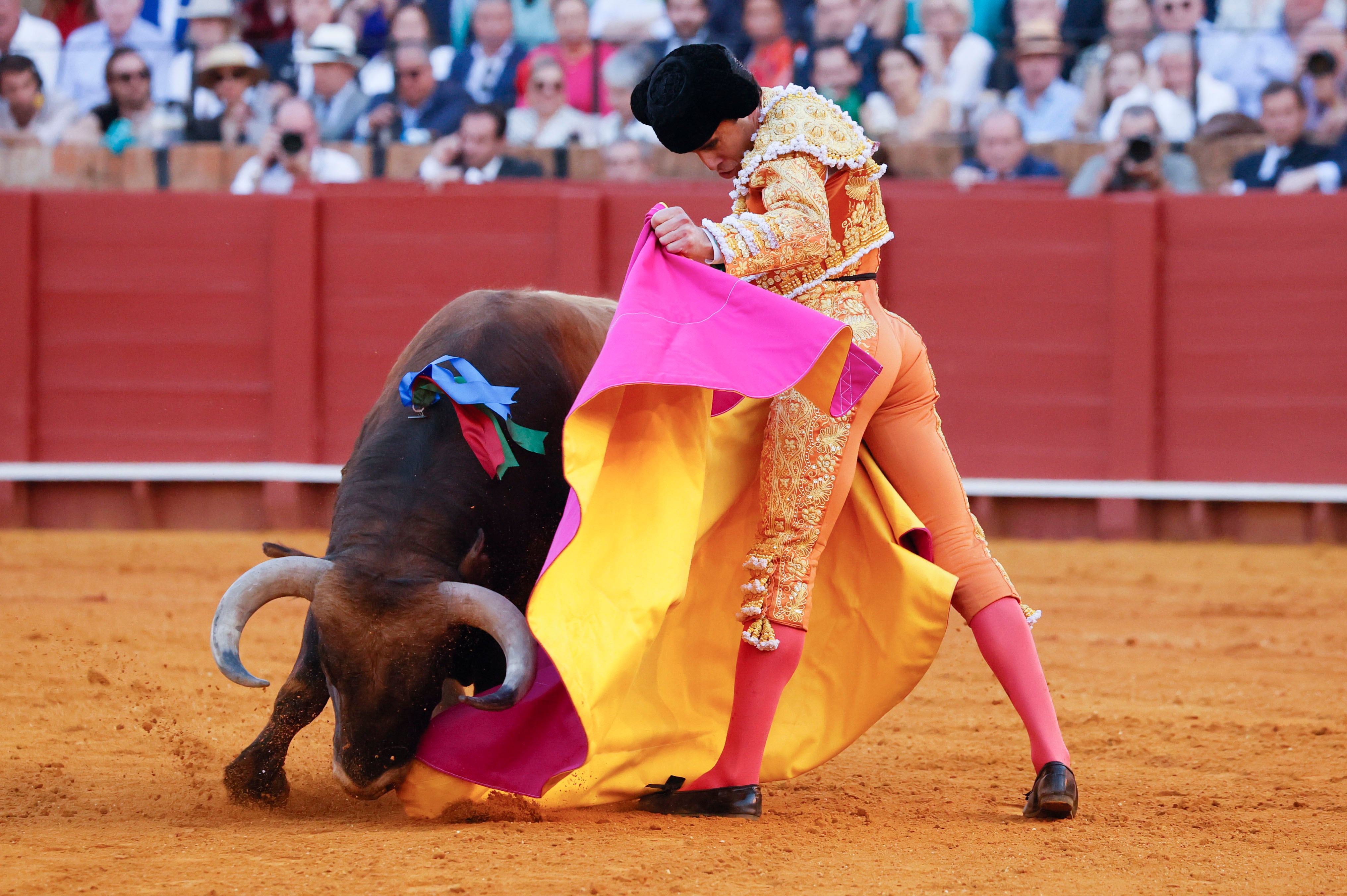 SEVILLA, 15/04/2024.- El diestro Juan Ortega da un pase al segundo de su lote durante la corrida de toros que se ha celebrado hoy lunes en la plaza de toros de La Maestranza, en Sevilla. Morante de la Puebla, Daniel Luque y Juan Ortega conforman el cartel del festejo con reses de la ganadería salmantina de Domingo Hernández. EFE/José Manuel Vidal
