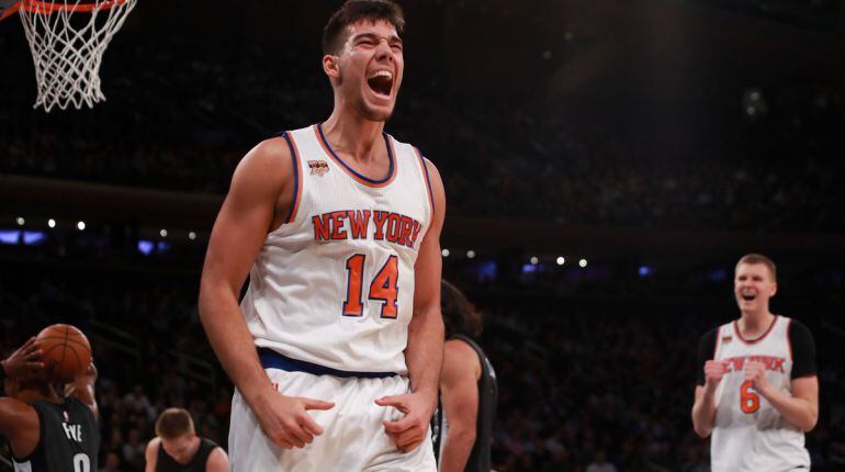 Willy Hernángomez celebra una canasta ante los Nets