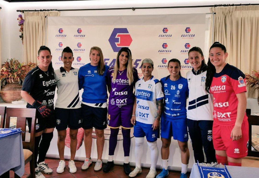 Varias jugadoras del conjunto tinerfeño con las equipaciones del presente curso