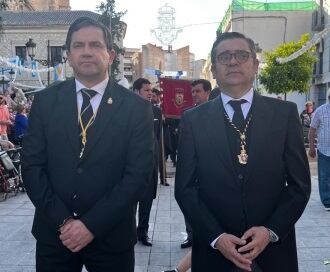 Luis Alberto Marín, a la derecha, junto al presidente de la Diputación Miguel Ángel Valverde, en el 450 aniversario de la Hermandad de la Virgen del Prado