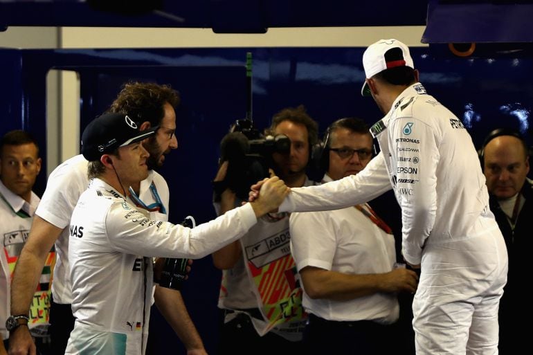 Hamilton y Rosberg se dan la mano tras la clasificación.