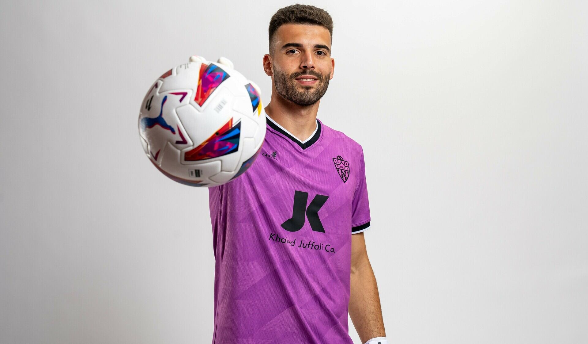 Luis Maximiano ya posa con la camiseta del Almería y está listo para debutar.