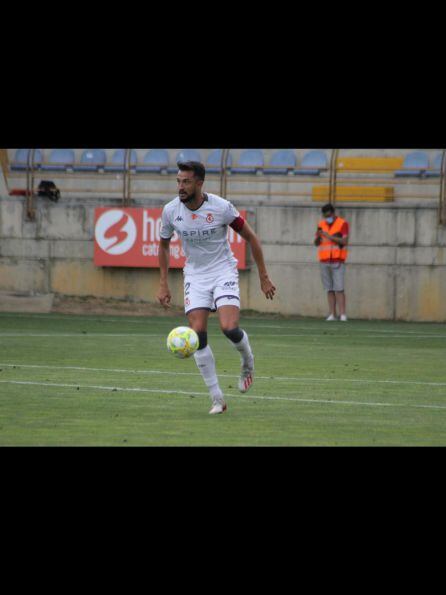 Héctor Rodas controla el balón