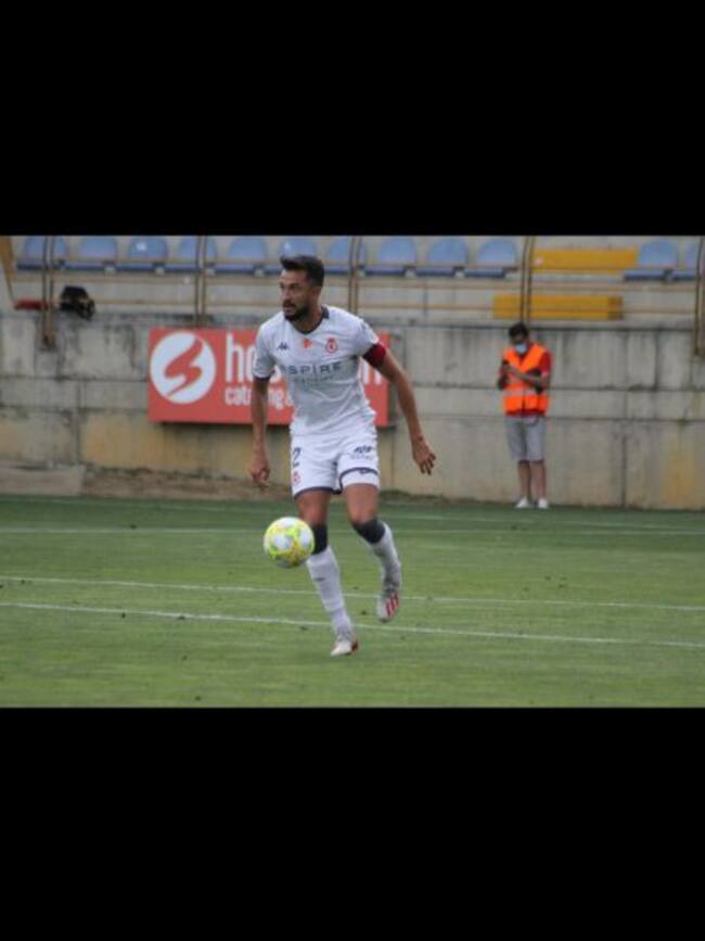 Héctor Rodas controla el balón