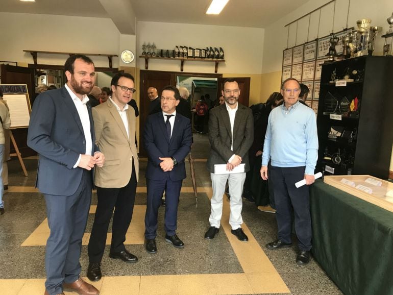 El alcalde de Piloña, Iván Allende; el conferenciante Miguel Calleja Puerta; el consejero de Educación y Cultura, Genaro Alonso; el conferenciante Sergio Calleja Puerta y el director del centro, Argimiro García, en los actos de celebración del 50º Anivers