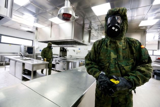 Miembros del MOE (Mando de Operaciones Especiales,) desinfectan el CdT de Alicante para poder cocinar en condiciones óptimas de higiene las 300 comidas diarias para familias necesitadas que se comenzarán a preparar en los próximo días.