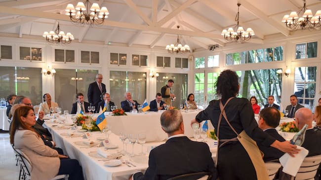 El Cuerpo Consular y los invitados durante el almuerzo de trabajo