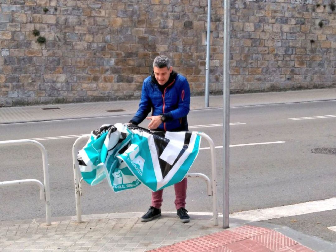 Uno de los miembros de ELA retirando una pancarta de la jornada del primero de mayo