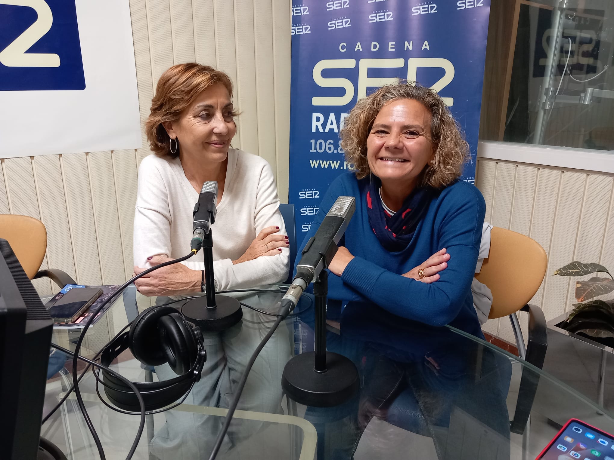 Roxana Sáez, presidenta de la Asociación de la Prensa de Jerez y Mercedes Prieto, coordinadora de Alfabetización de la APJ,