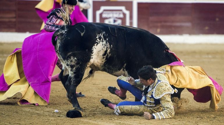 Francisco Rivera, en el momento en el que sufre una cogida durante la corrida de la Feria de San Lorenzo de Huesca.