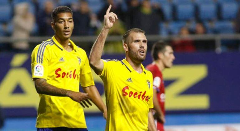 Alfredo Ortuño celebra un gol con el Cádiz