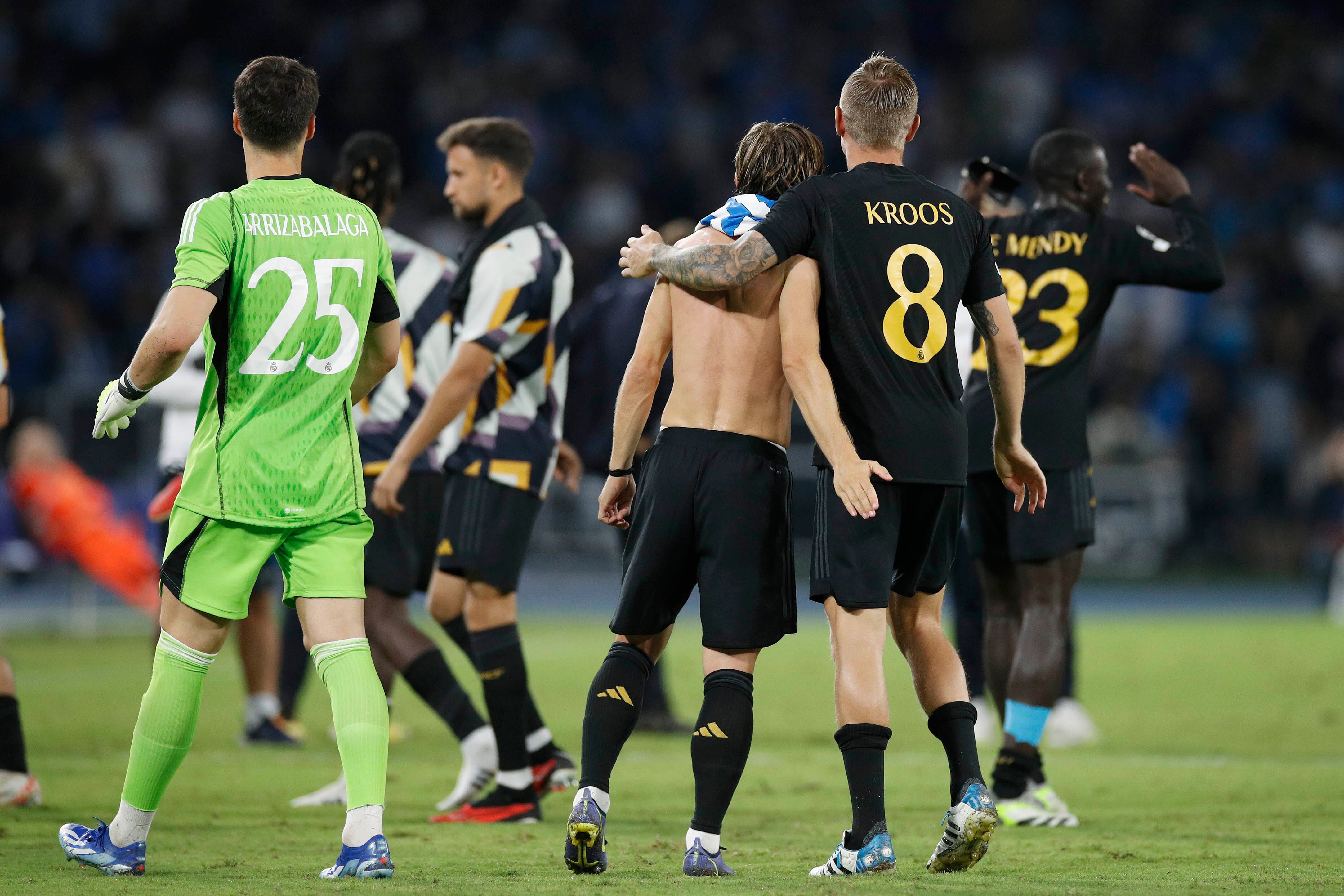 Abrazo entre Luka Modric y Toni Kroos al término de un partido