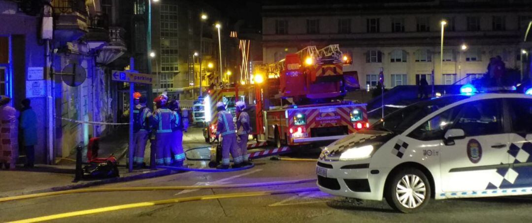 Despliegue para sofocar el incendio en la calle Monforte