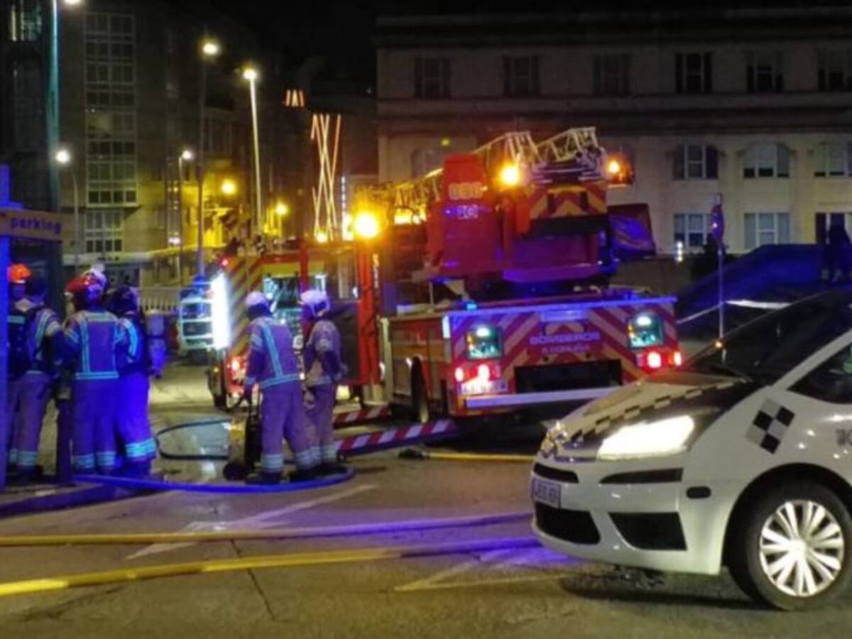 Un incendio calcina dos habitaciones del edificio abandonado de la calle Monforte de A Coruña