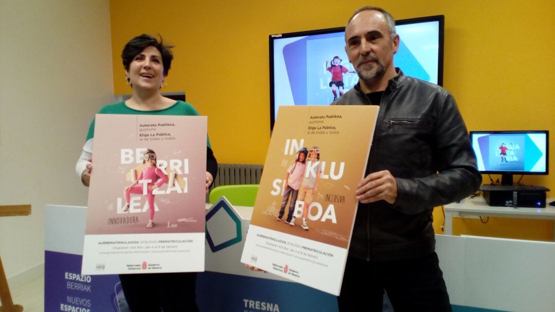 La consejera María Solana y el director general de Educación, Roberto Pérez Elorza, con carteles de la campaña de prematrícula