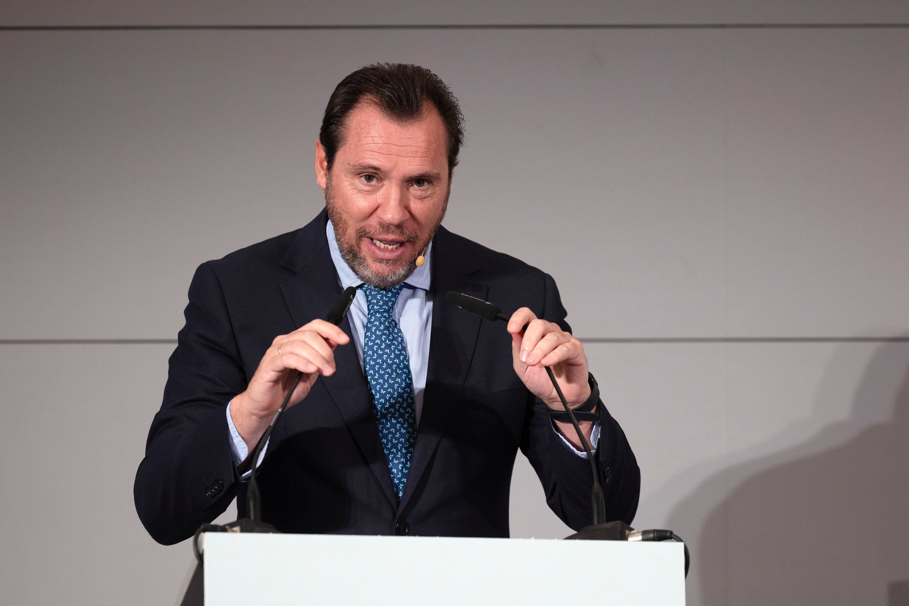 MÁLAGA, 24/07/2025.- El ministro de Transportes y Movilidad Sostenible, Óscar Puente, interviene durante un encuentro-coloquio, este jueves en un hotel de Málaga. EFE/Jorge Zapata
