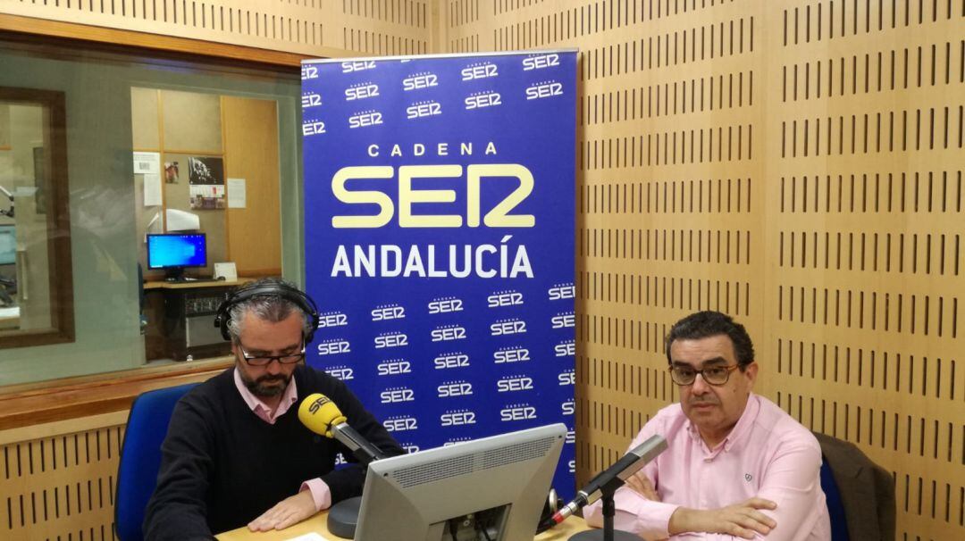 Paco Robles, a la derecha de la imagen, en el estudio del programa Cruz de Guía