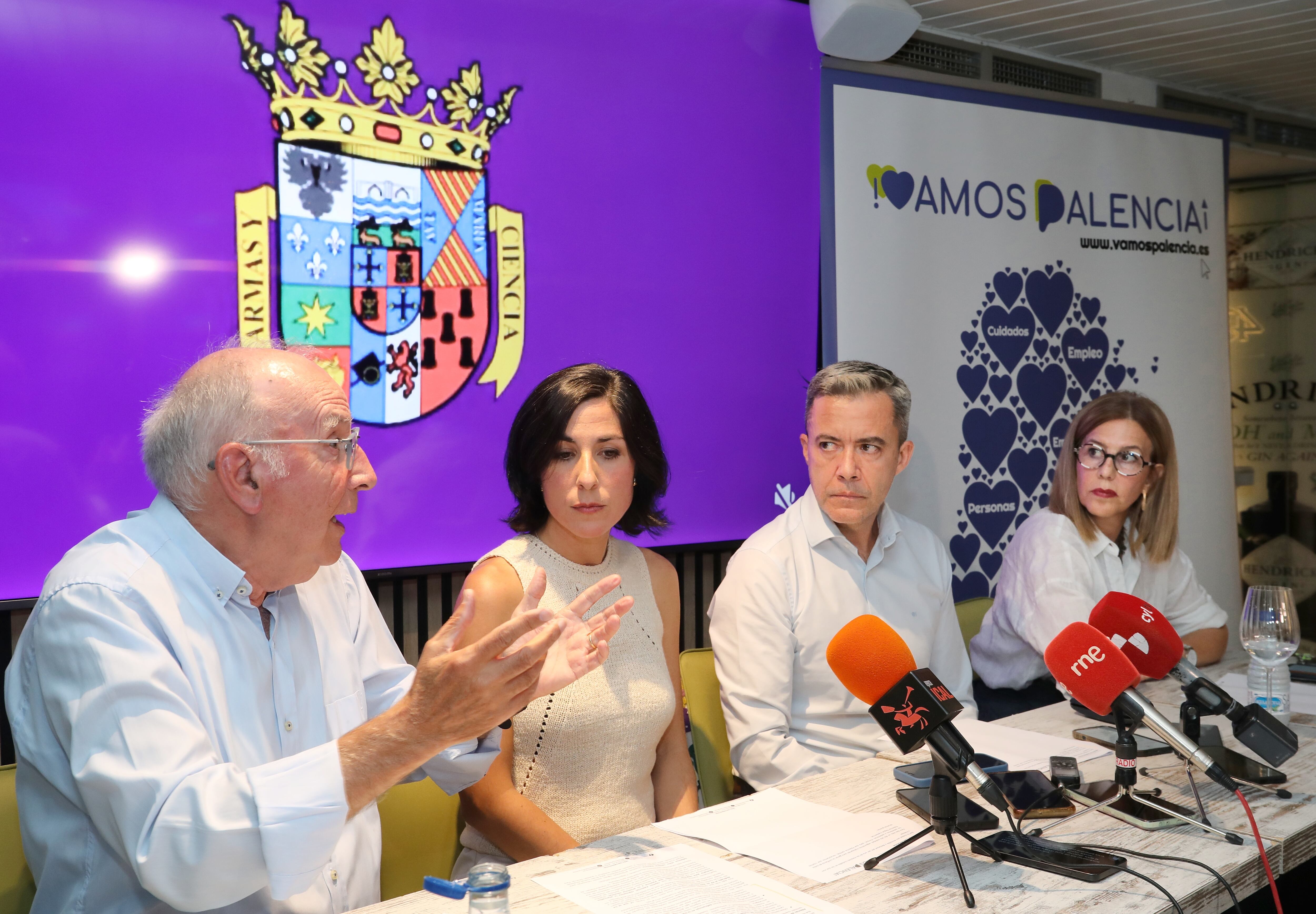La formación ¡Vamos Palencia! ofrece una rueda de prensa para informar de la retirada del apoyo al equipo de gobierno del Ayuntamiento,en la  imagen Fidel Ramos, Marta Font Diego Isabel y Maribel Contreras