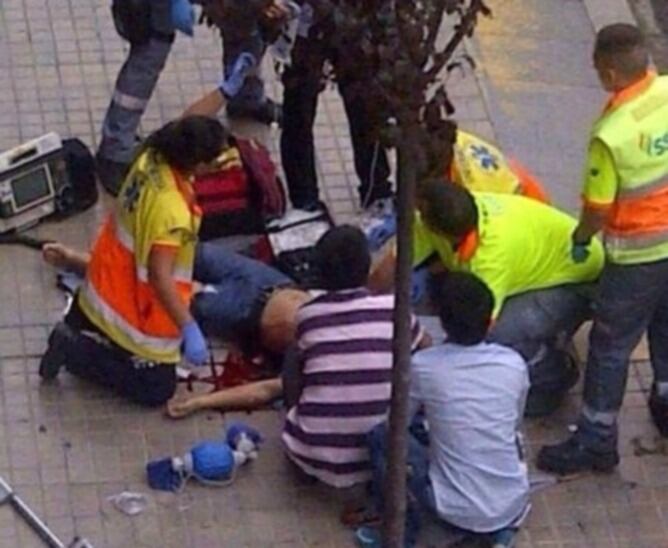 Los servicios médicos atienden a uno de los heridos.