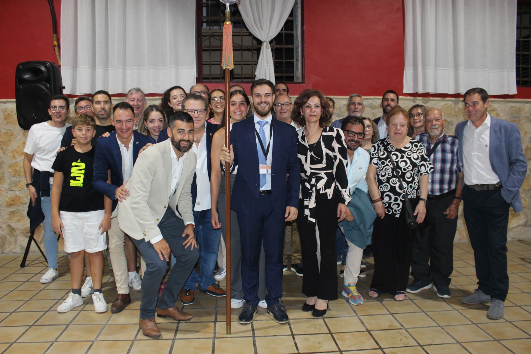 Mauro junto a sus familiares, novia, amigos de la filà, el presidente de la Asociación de San Jorge, Paco García y su antecesor, David Antolí