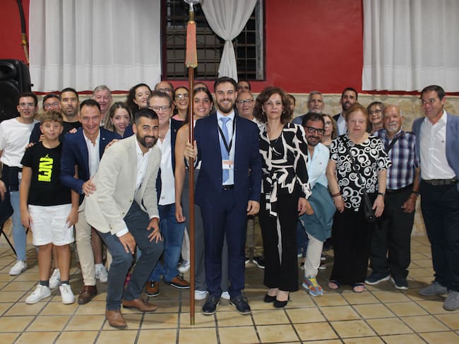 Mauro junto a sus familiares, novia, amigos de la filà, el presidente de la Asociación de San Jorge, Paco García y su antecesor, David Antolí