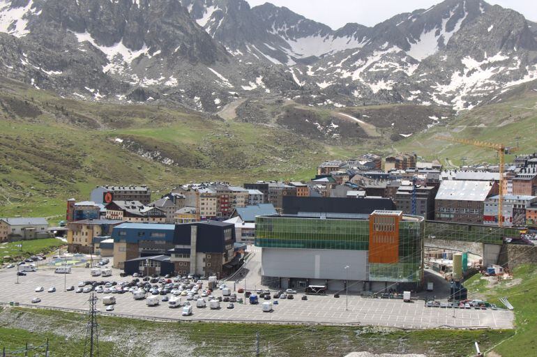 Vista del Pas de la Casa des de l'accés encampadà.