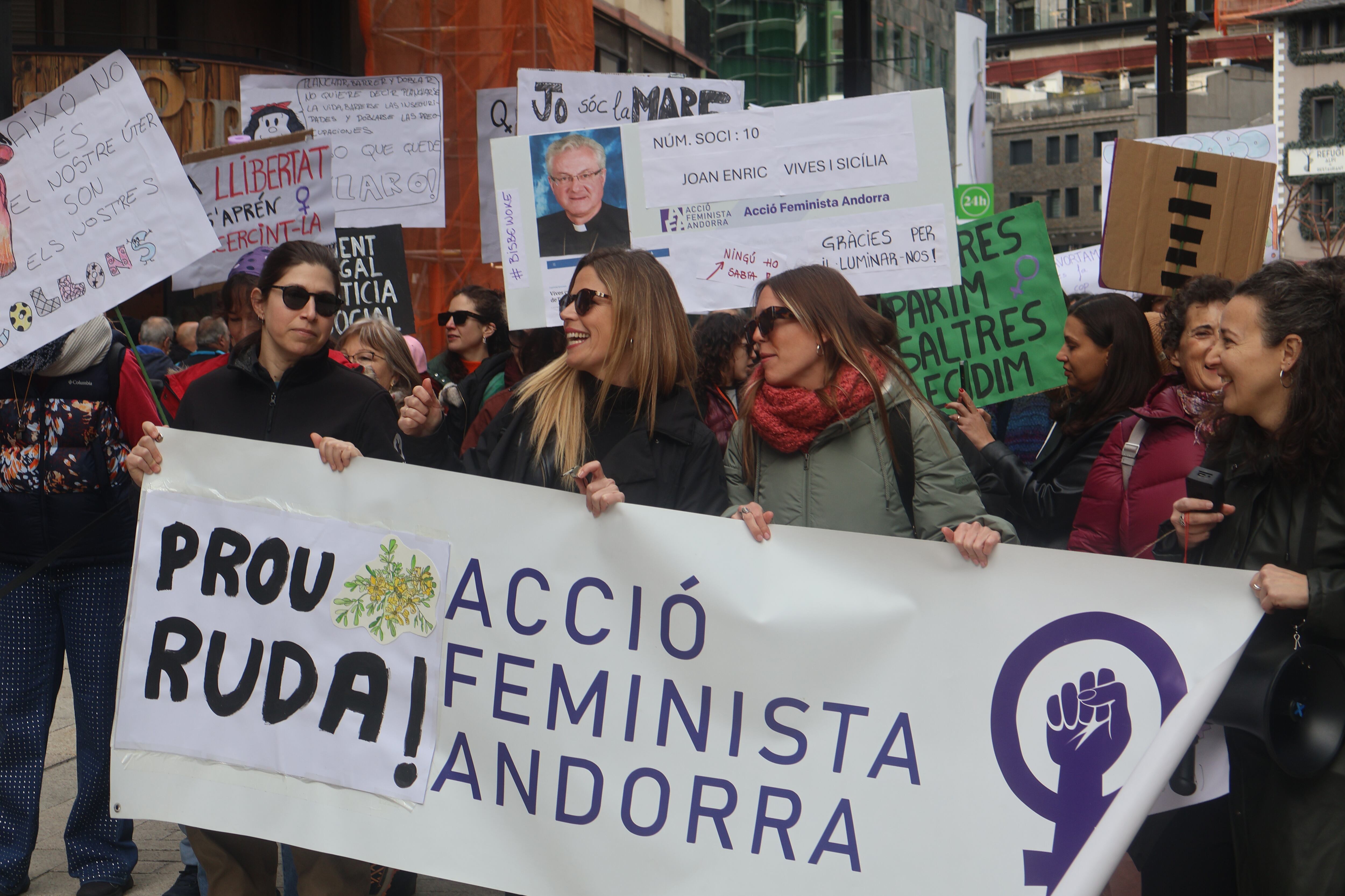 Les membres de la junta d'Acció Feminista encapçalen la manifetació del 8M a Andorra