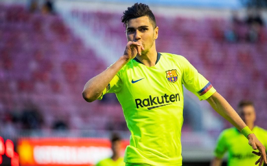 Rafa Mújica celebra un gol en su etapa en el F.C. Barcelona. 