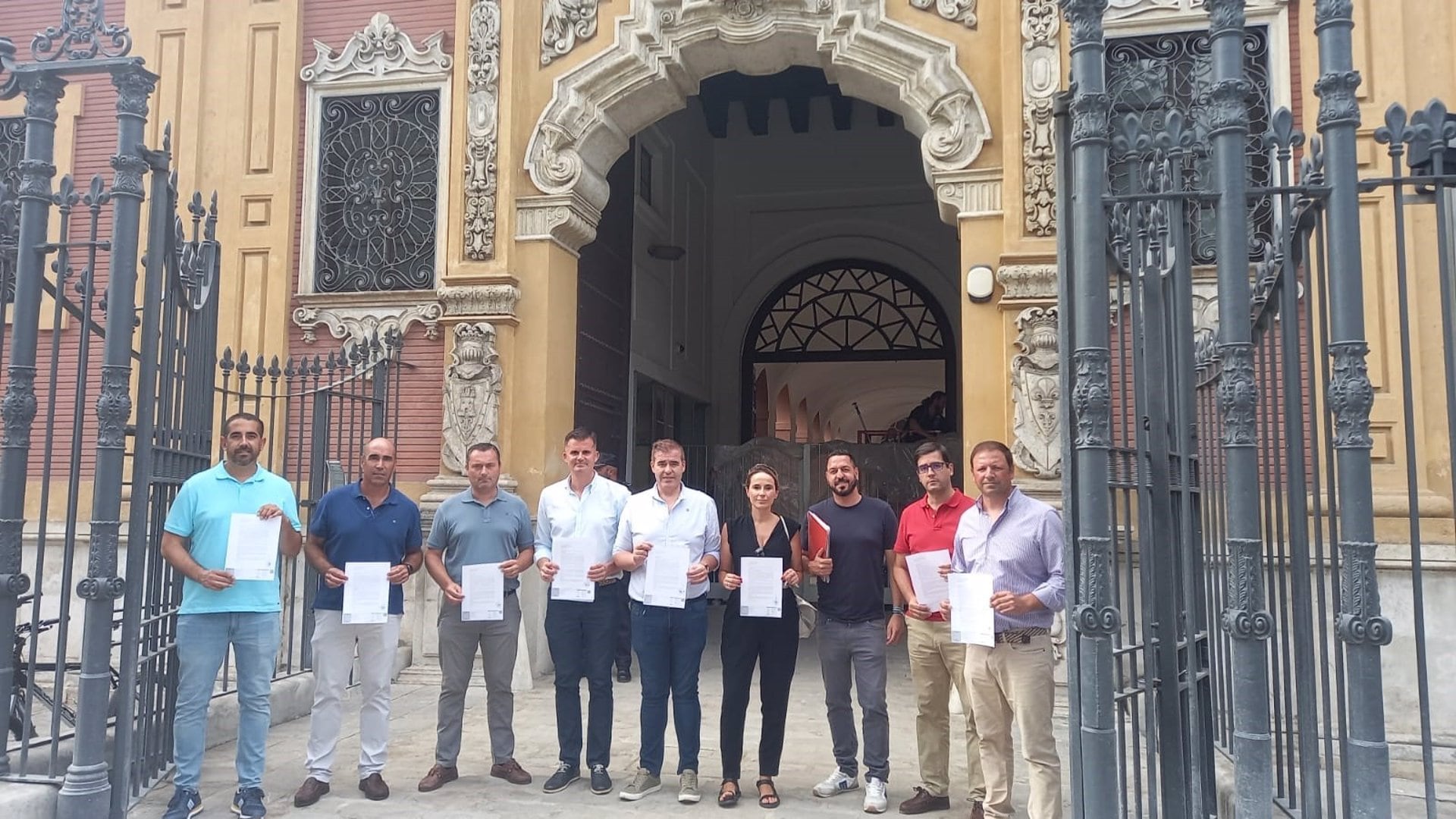 Alcaldes de la Sierra Sur de Sevilla presentando el verano pasado un escrito a la Consejería de Salud y Consumo de la Junta de Andalucía frente al palacio de San Telmo (Sevilla) - AYUNTAMIENTO DE ESTEPA - Archivo