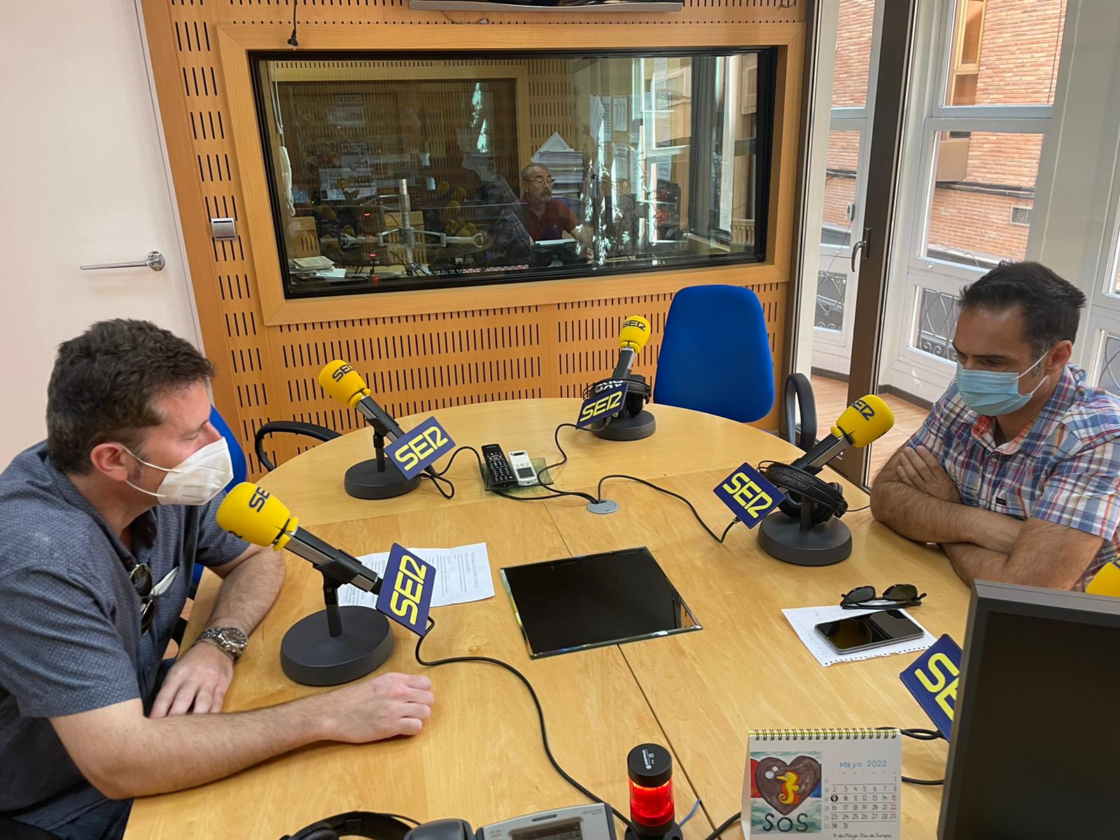 Juan Antonio Iborra (izquierda), técnico responsable de Proyectos Europeos, y Agustín Roca (derecha), técnico de la oficia Europe Direct, durante la emisión del espacio Europa en la antena de la SER