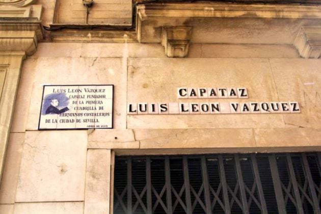 Rotulo y azulejo homenaje en la calle Capataz Luis León Vázquez