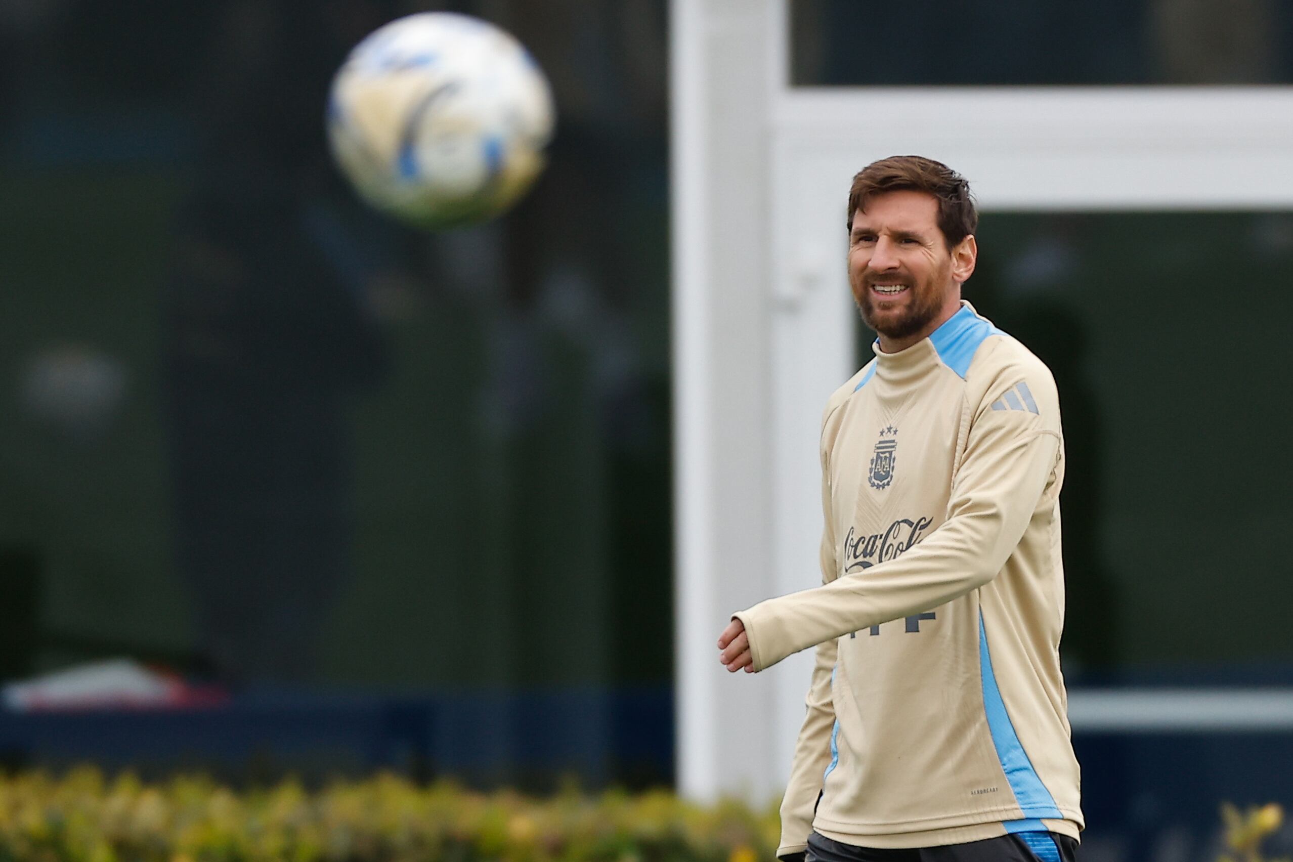 El jugador de la selección argentina de fútbol Lionel Messi reacciona durante un entrenamiento