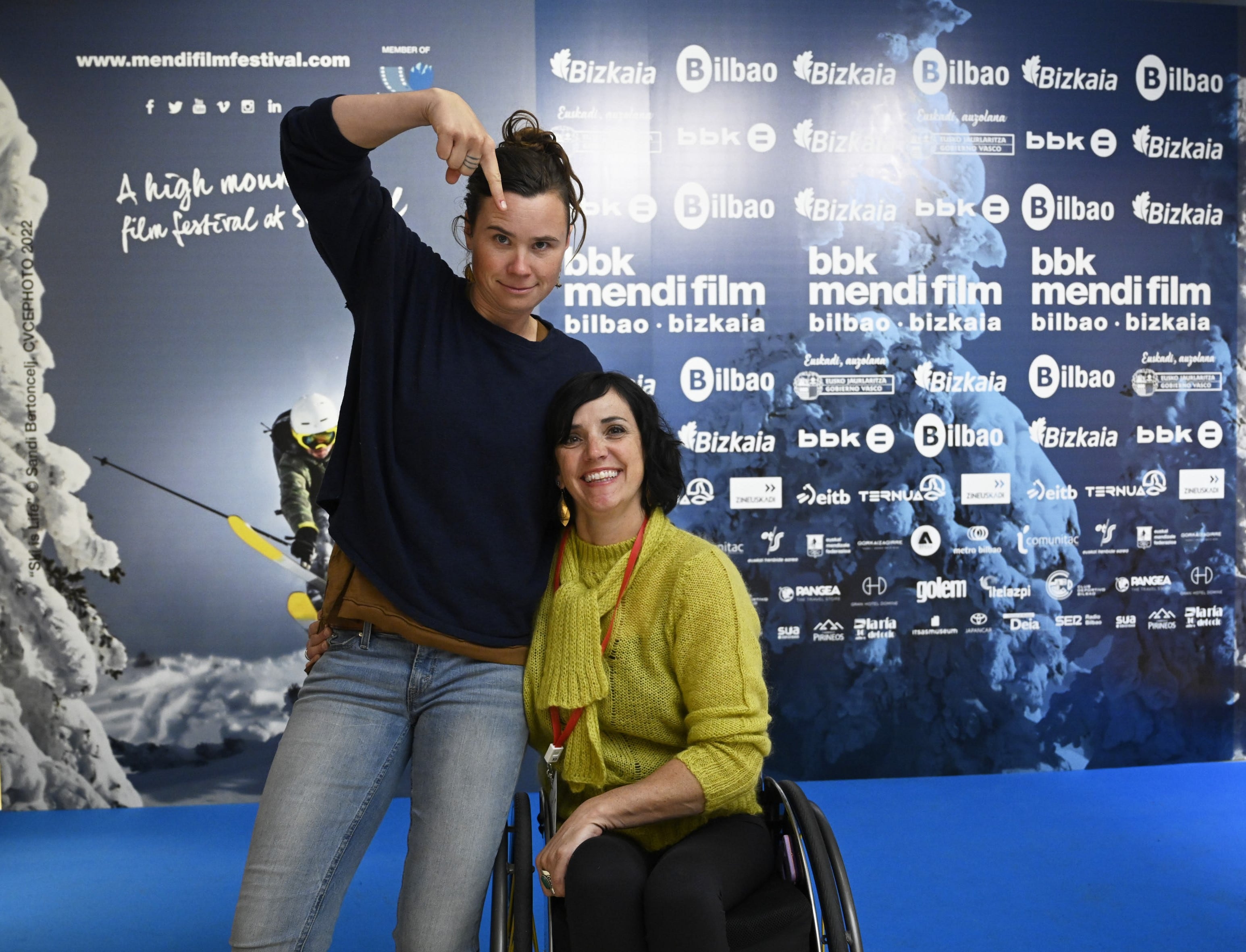 La directora Henna Taylor y la protagonista Quinn Brett en el photocall de BBK Mendi Film Bilbao Bizkaia