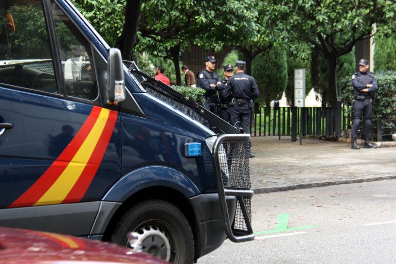 La policia espanyola a l&#039;oficina relacionada amb el fill gran de Jordi Pujol, Jordi Pujol Ferrusola, situada al carrer Ganduixer número 5 (horitzontal).