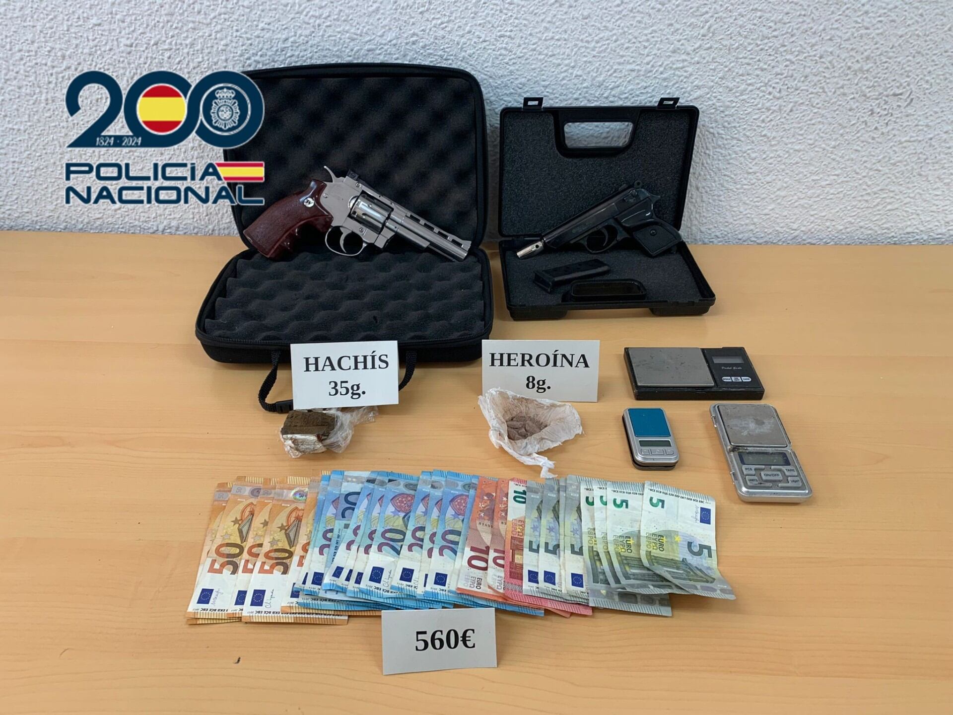 Durante la investigación en Gandia se incautaron además de droga, dos armas de fuego.