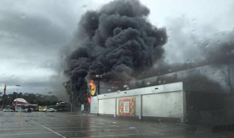 Momento del incendio en el supermercado LIDL de Palmones.