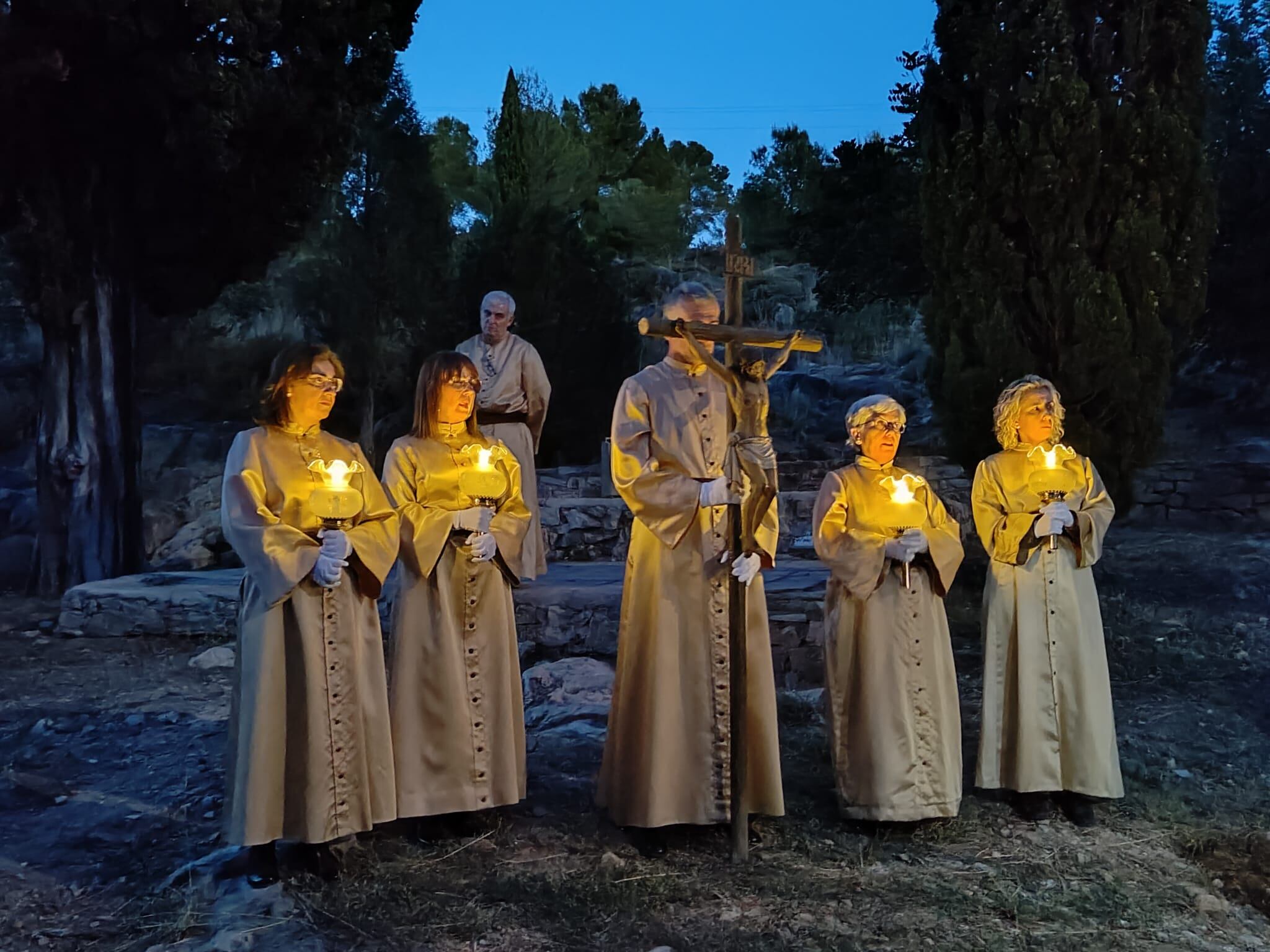 Cofrades de la Entrada de Jesús a Jerusalén en el nuevo calvario.