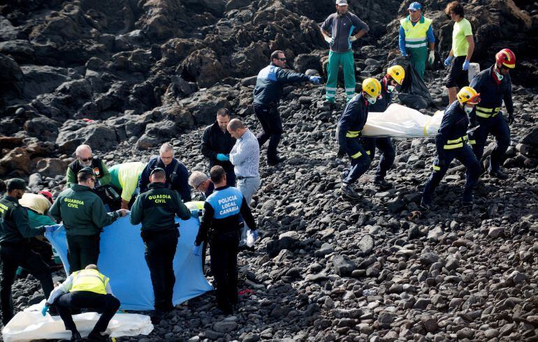 Efectivos policiales en la playa Bastián de Costa Teguise, donde siete inmigrantes magrebíes han fallecido