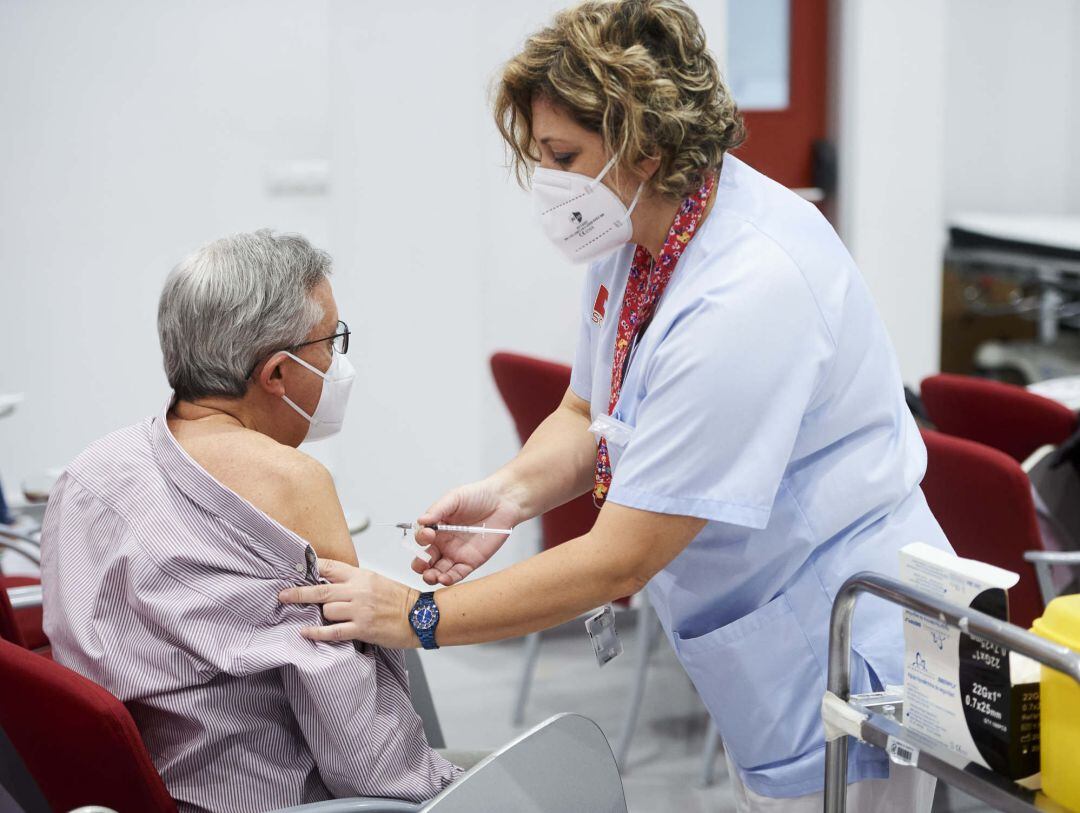 Una trabajadora sanitaria vacunando contra el Covid. Archivo