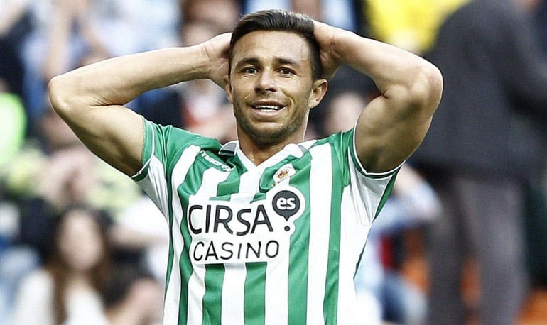 Rubén Castro se lamenta durante un partido con el Betis