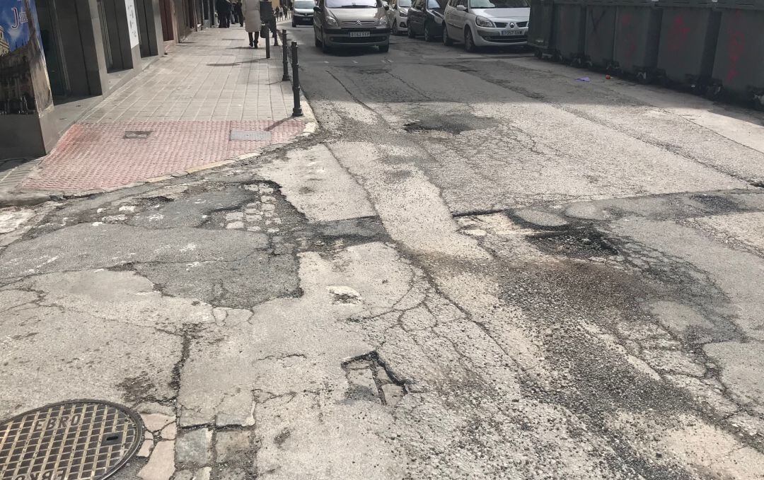Estado del asfalto en calle Millán de Priego.