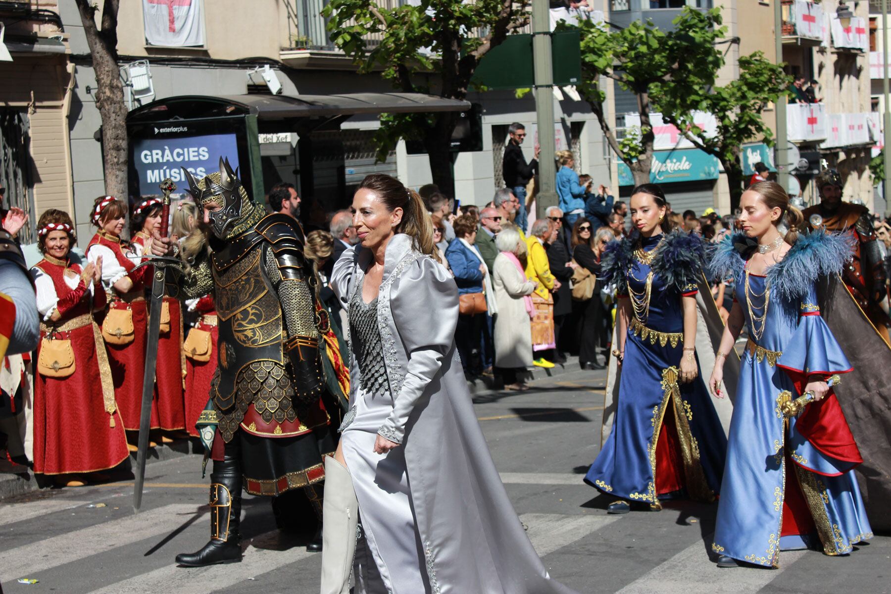El aflérez cristiano, Santi Castelló, con la favorita, su esposa Nuria Artuñedo